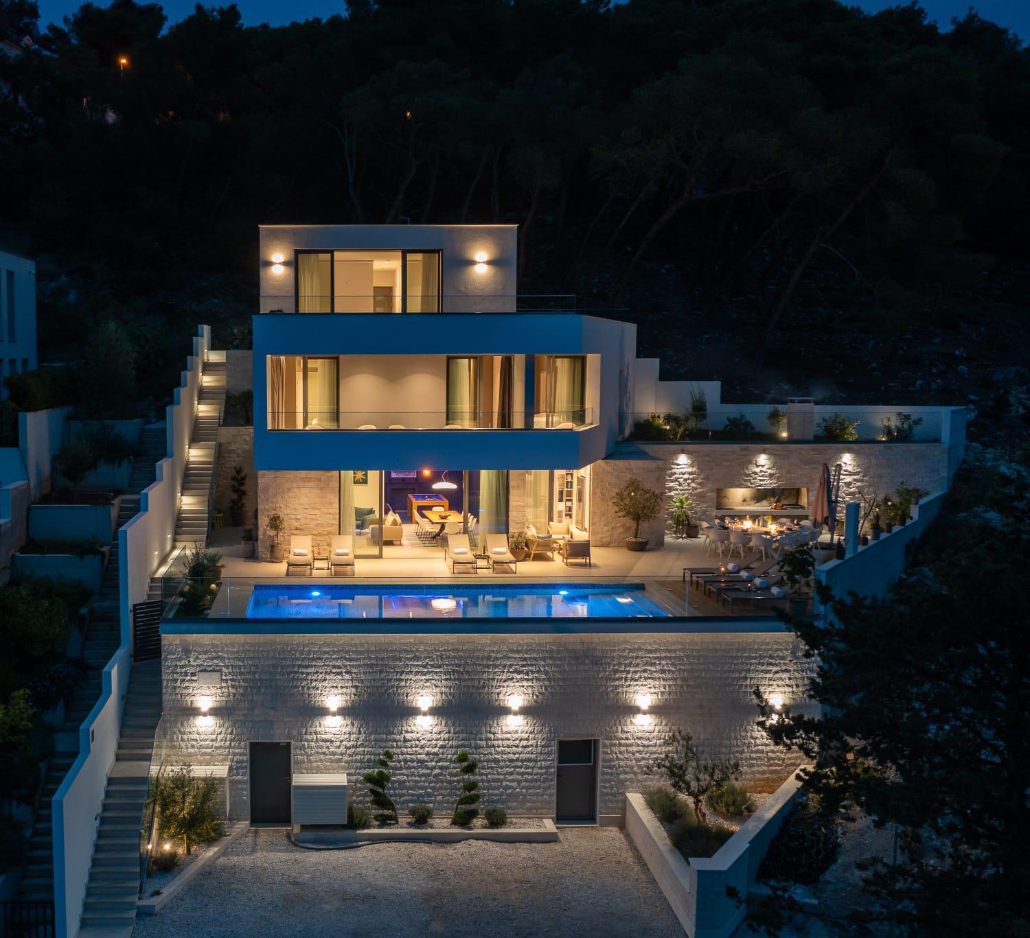 Villa Marcani - Six Luxurious With Private Bathrooms - The Best Location, First Row To The Sea - Amazing View Of The Bay - Heated Pool - Free Parking - Gym & Sauna - Feeling Of Prestige